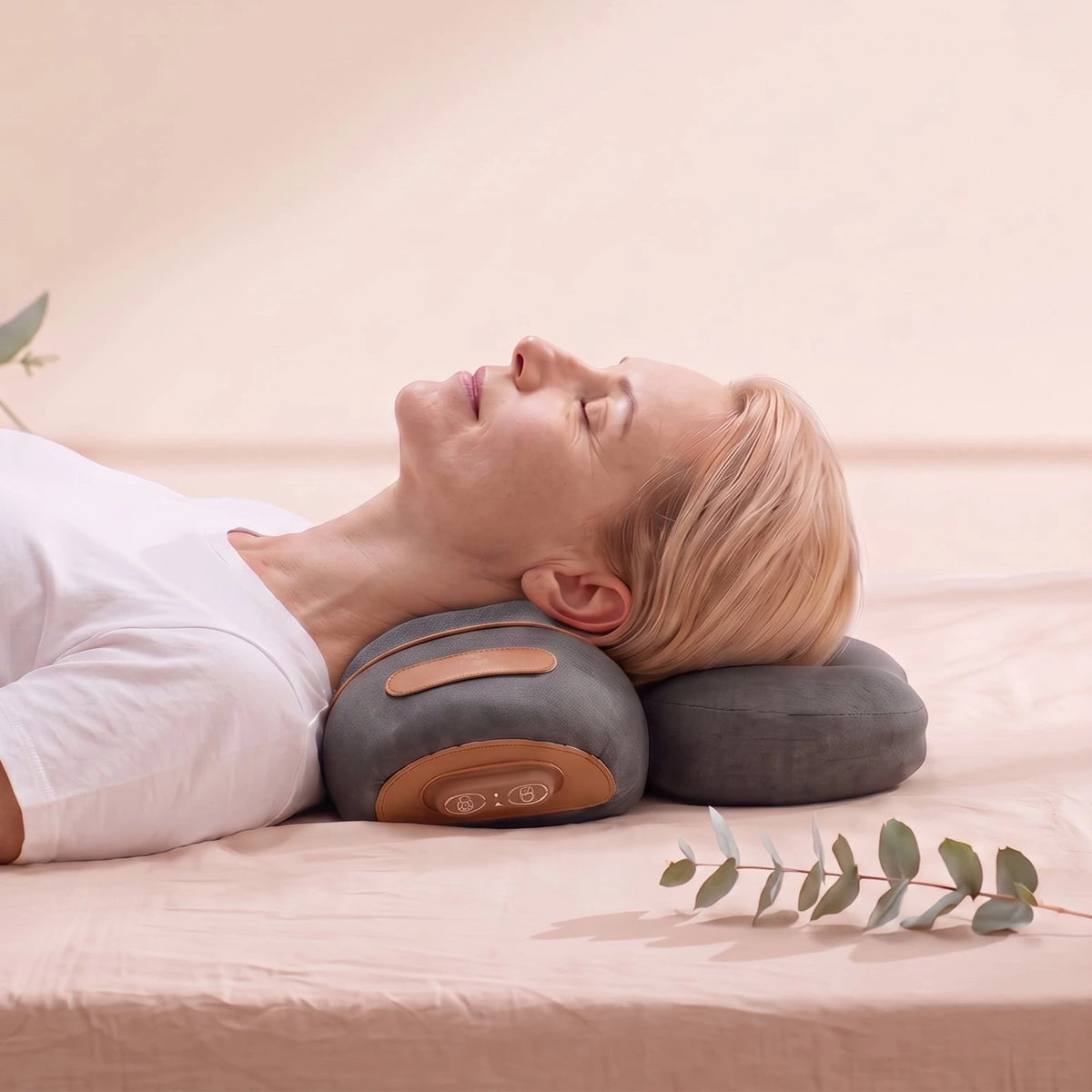 Mujer relajándose en casa con el masajeador cervical Kuravita™ para aliviar la tensión y el dolor de cuello.